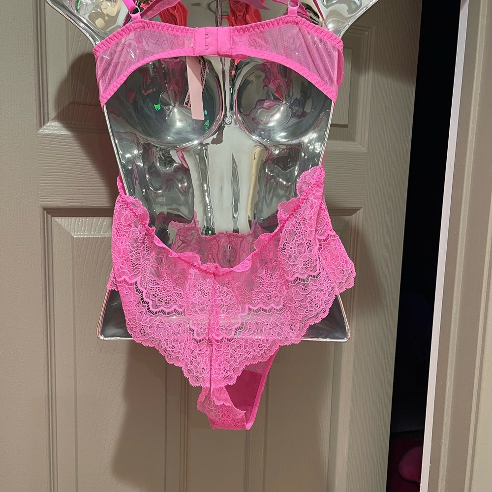 Victoria’s Secret VERY SEXY NWT size L
Wicked Unlined Balconette Teddy - Picture 5 of 7